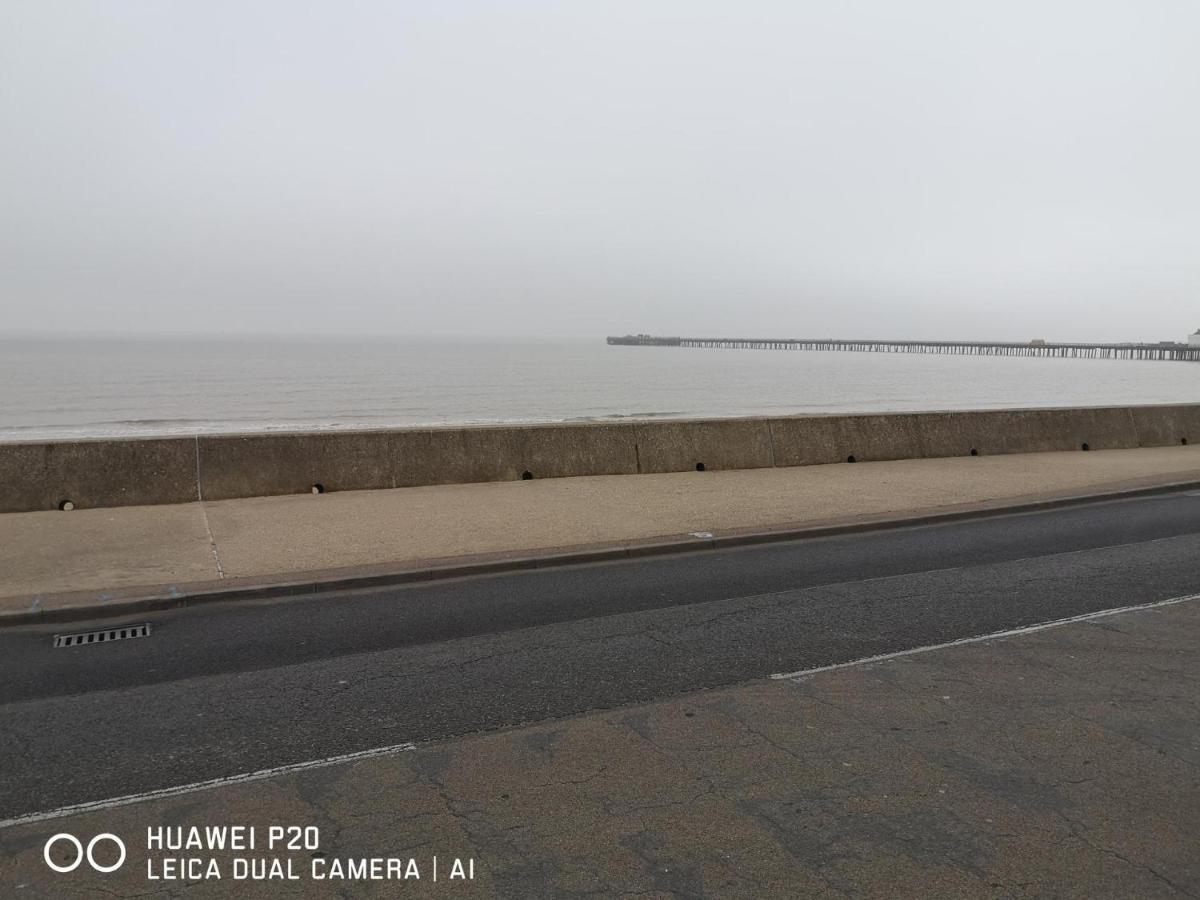 Lovely 2-Bed Caravan In Walton On The Naze Bagian luar foto