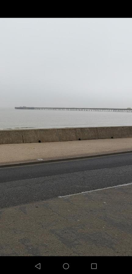 Lovely 2-Bed Caravan In Walton On The Naze Bagian luar foto