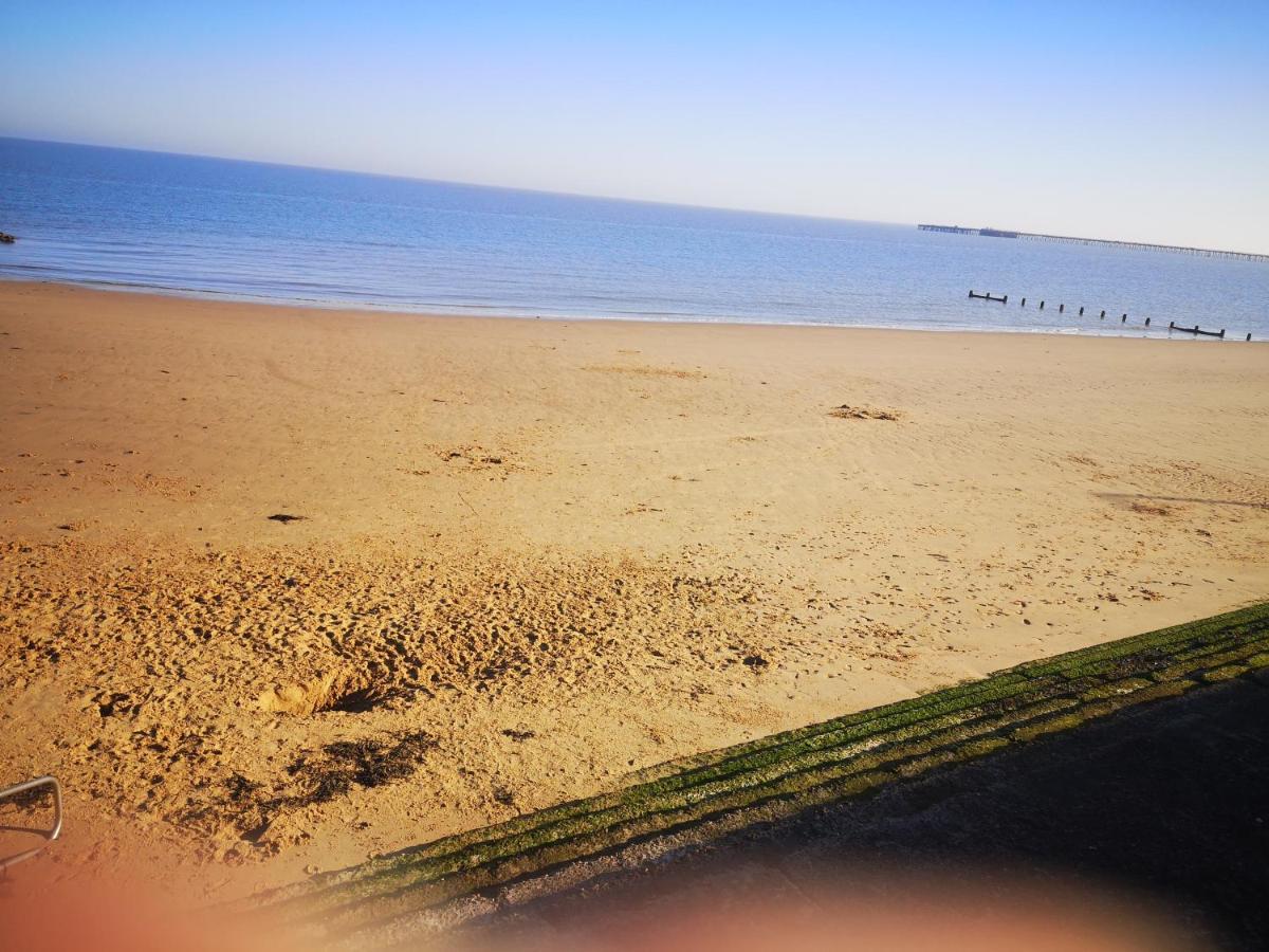 Lovely 2-Bed Caravan In Walton On The Naze Bagian luar foto