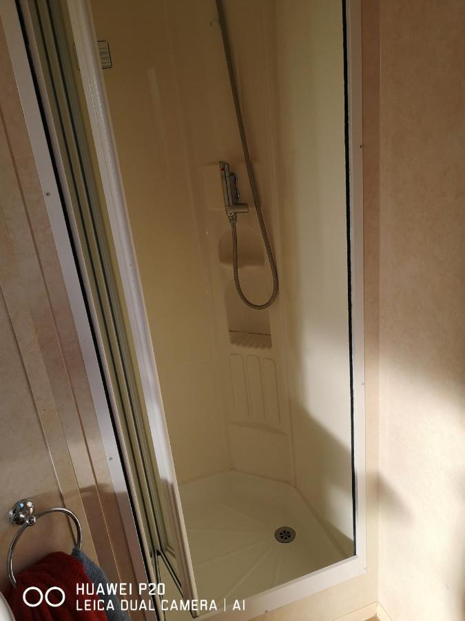 Lovely 2-Bed Caravan In Walton On The Naze Bagian luar foto