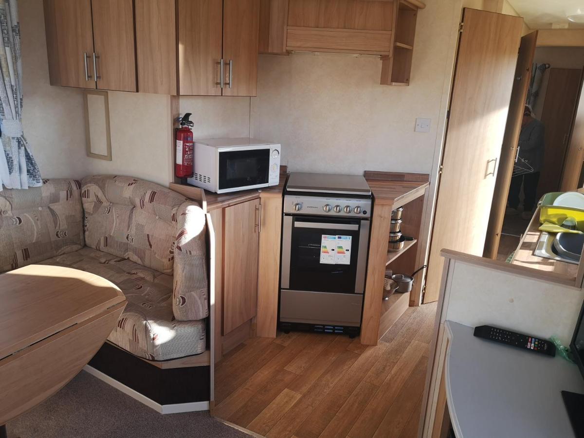 Lovely 2-Bed Caravan In Walton On The Naze Bagian luar foto
