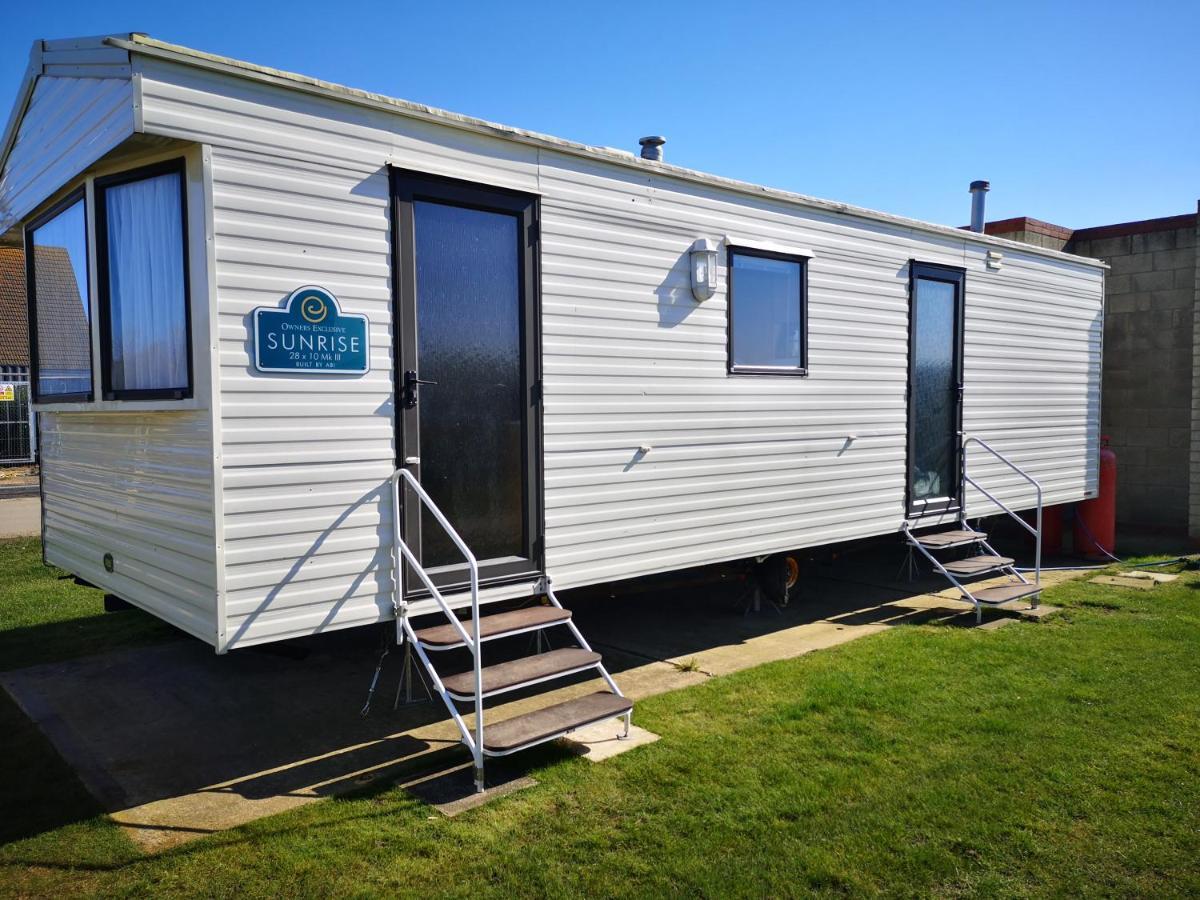 Lovely 2-Bed Caravan In Walton On The Naze Bagian luar foto