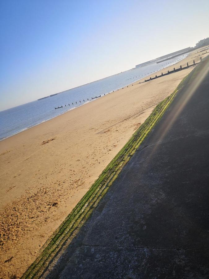 Lovely 2-Bed Caravan In Walton On The Naze Bagian luar foto