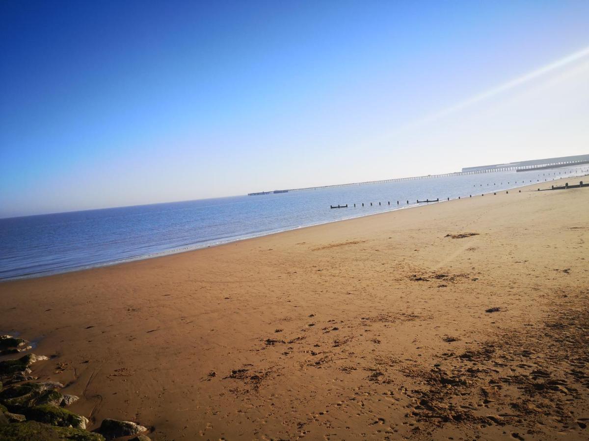Lovely 2-Bed Caravan In Walton On The Naze Bagian luar foto