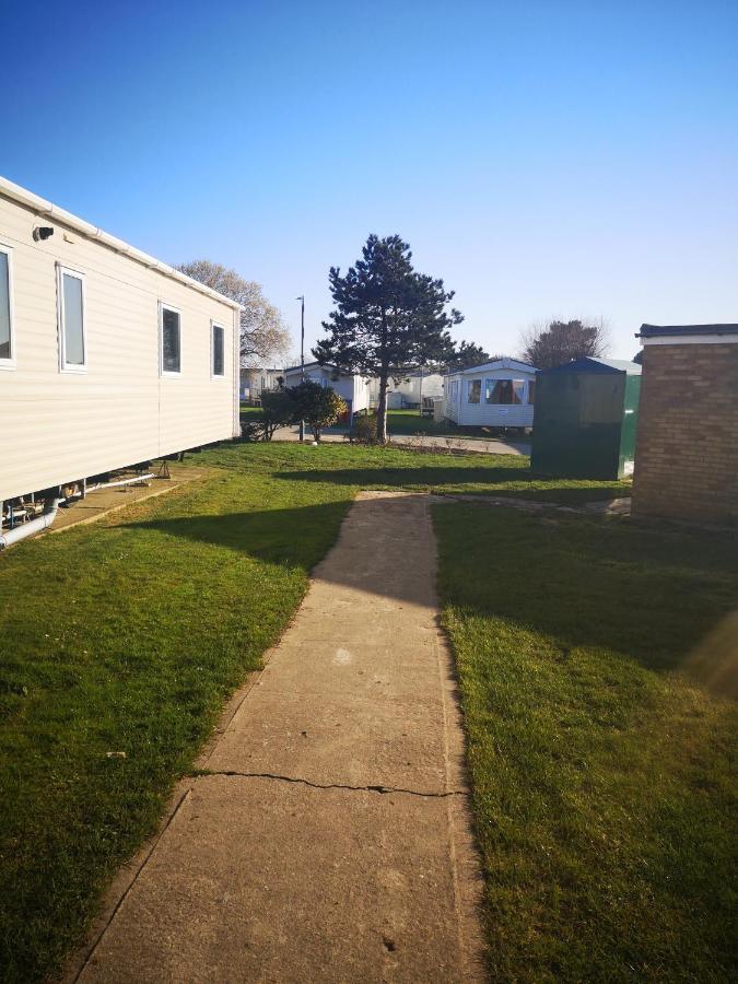 Lovely 2-Bed Caravan In Walton On The Naze Bagian luar foto